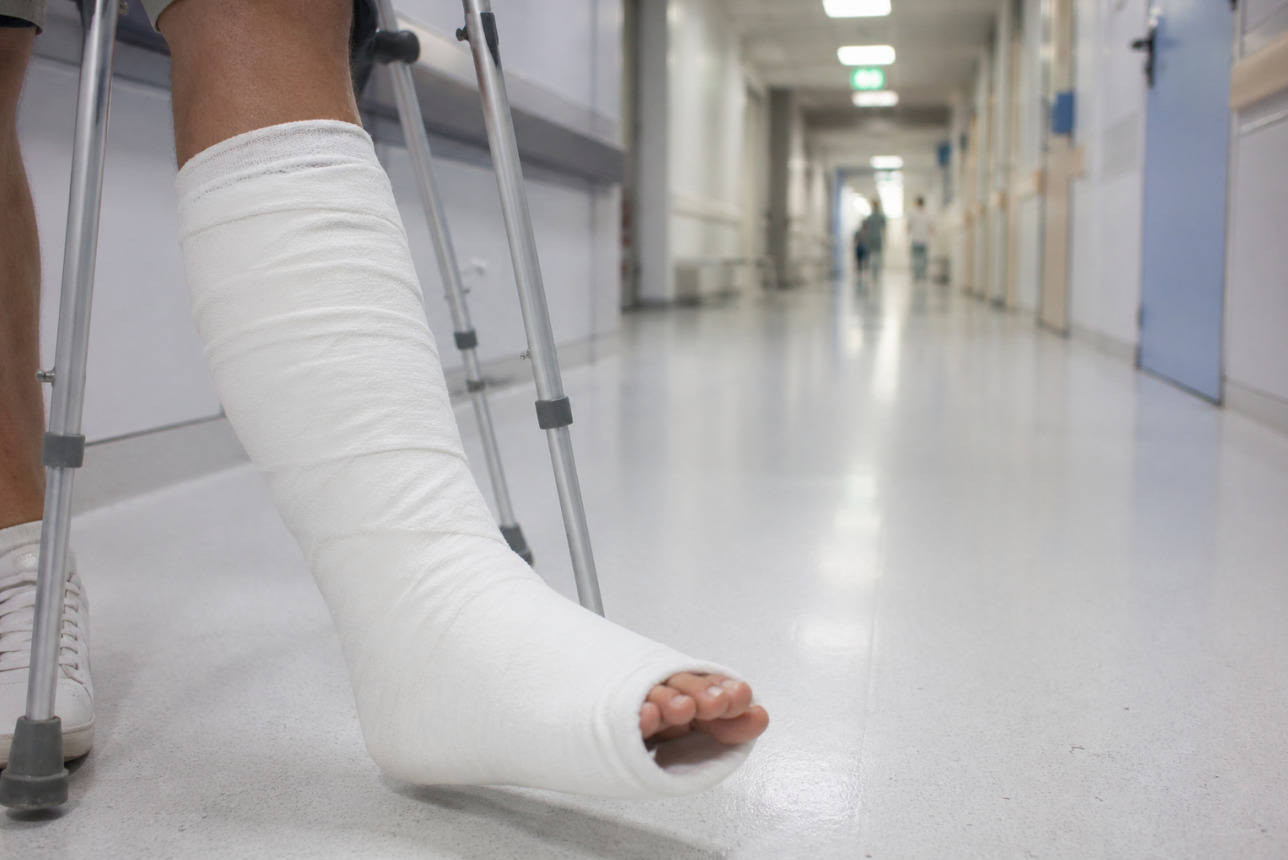 Ne tikai kokapstrāde un būvniecība – darba traumas gūst arī dakteri un apkopējas